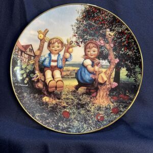 Hummel Collectors plate “Apple Tree Boy & Girl” 1989  Plate Number VA2111